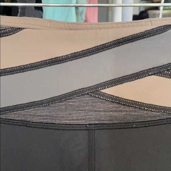 Lululemon mid rise crop legging. Size 6. - Picture 2 of 5